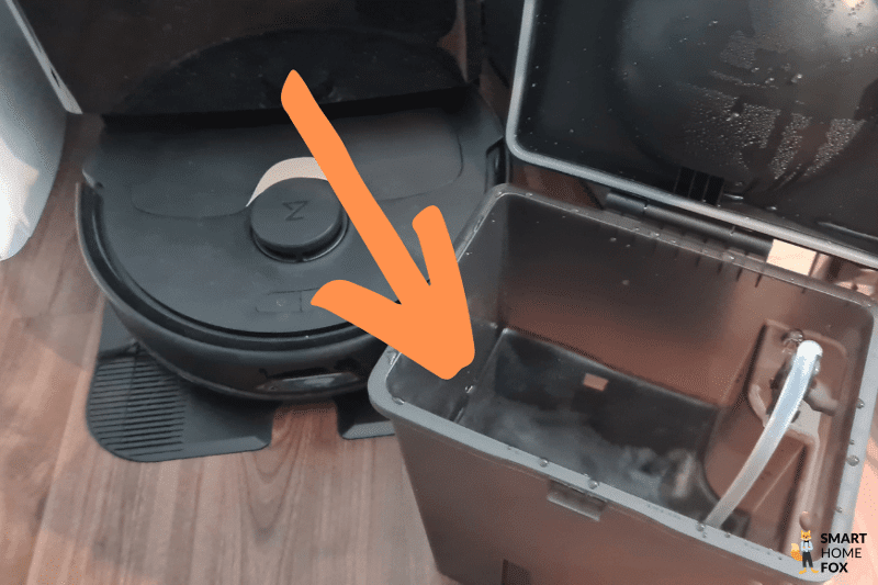 Der Frischwassertank der Multifunktions-Basisstation des Roborock Q Revo ist nach der Reinigung der Wohnung zu sehen.